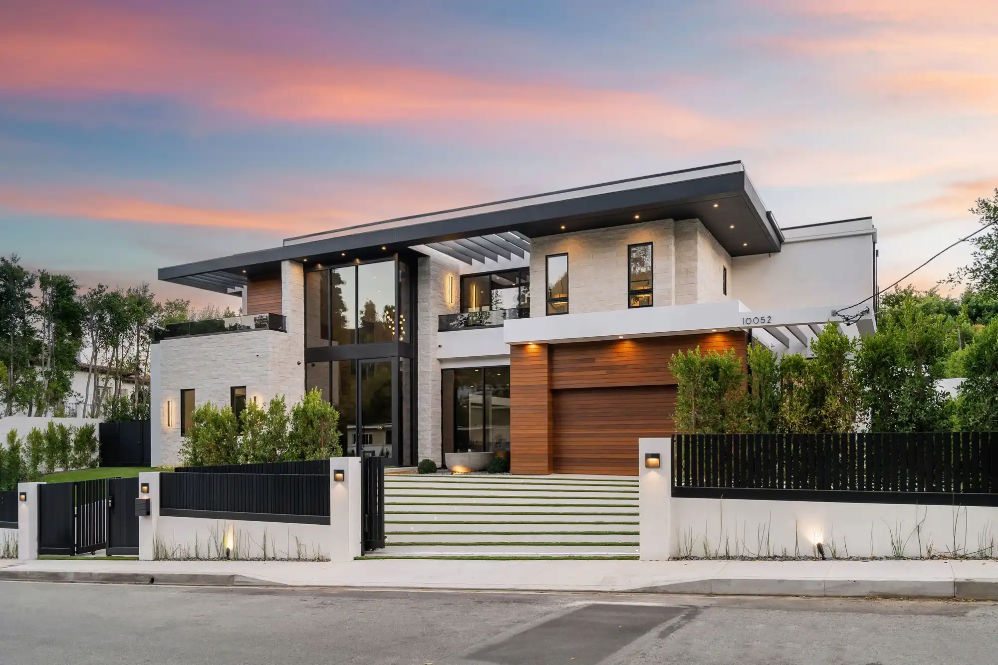 modern-luxury-house-exterior-at-sunset-2026-01-07-22-56-44-utc2-transformed.webp